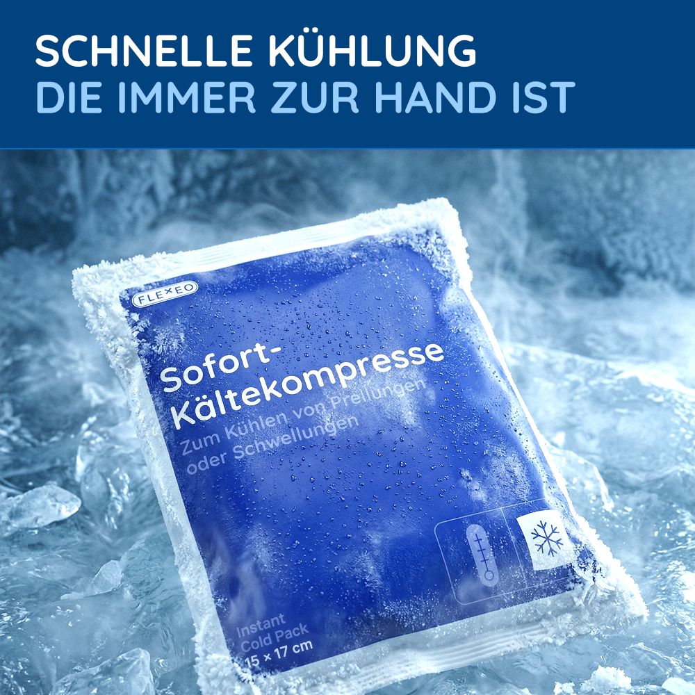 Sofort-Kältekompresse in blauer Verpackung, umgeben von Eis.