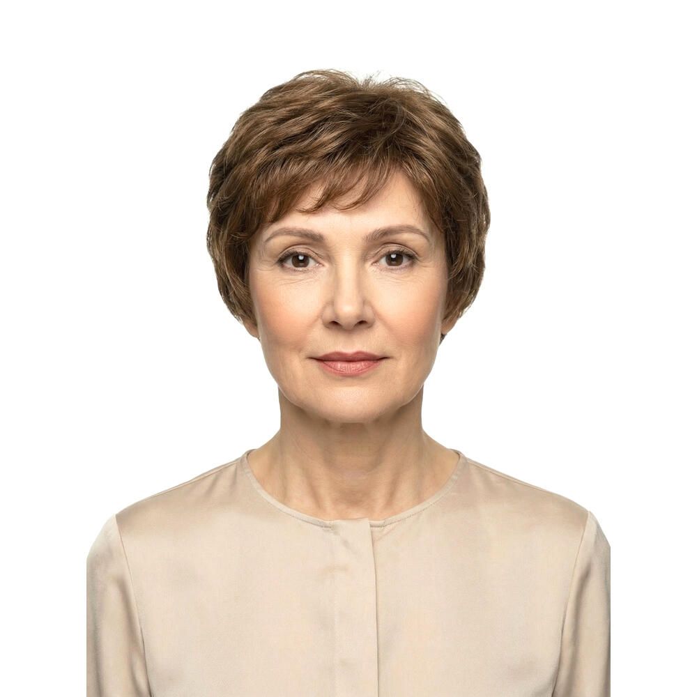 Kurzhaarperücke, braun, auf einer Frau. Frontansicht. Helles Oberteil.