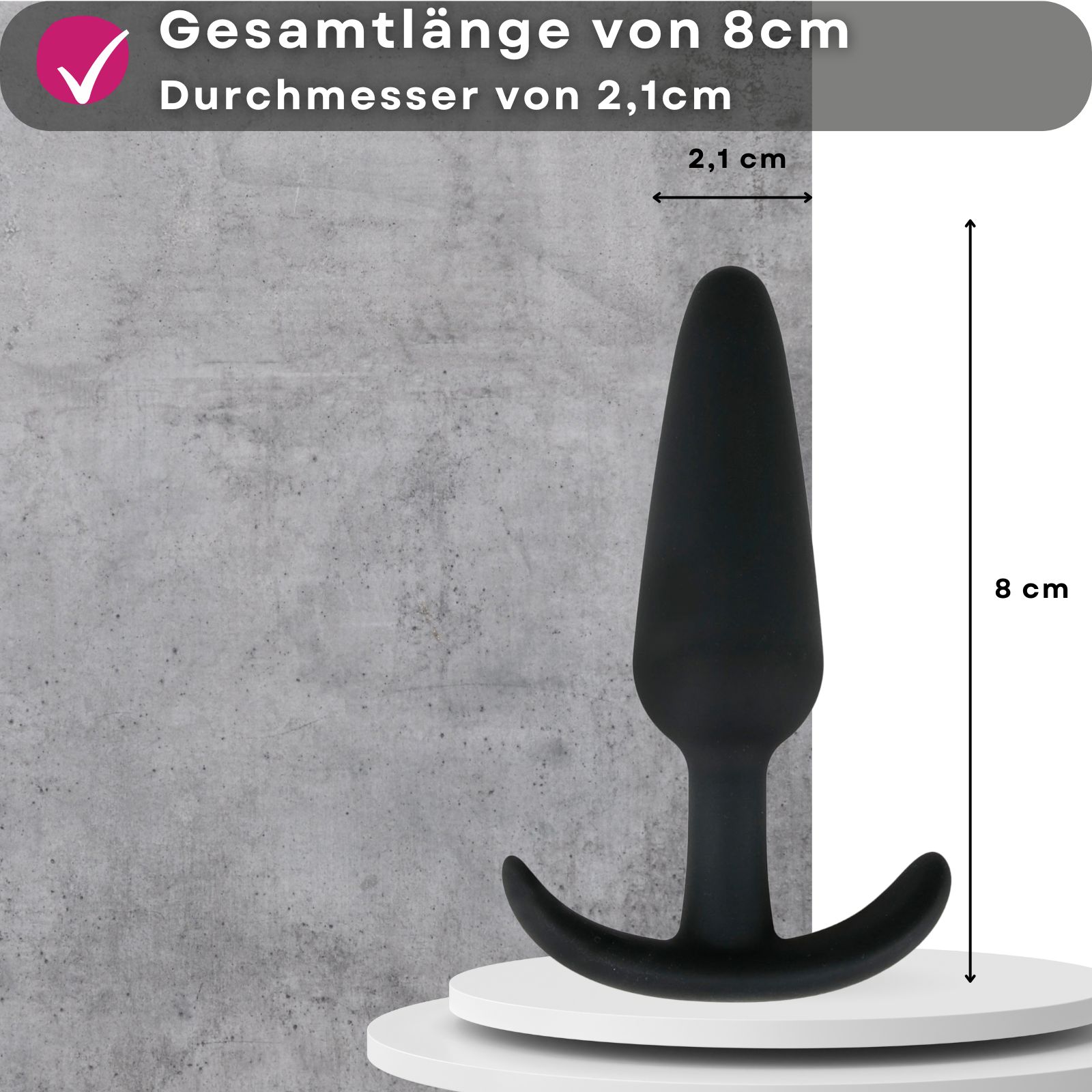 Schwarzer Analplug mit Griff. Text: Gesamtlänge von 8cm, Durchmesser von 2,1cm. Grauer Hintergrund.