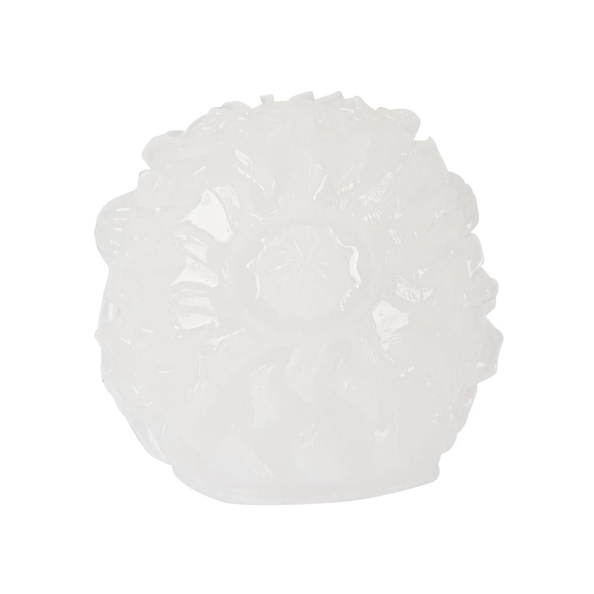 Weißes, blumenförmiges Objekt mit geriffelter Oberfläche.