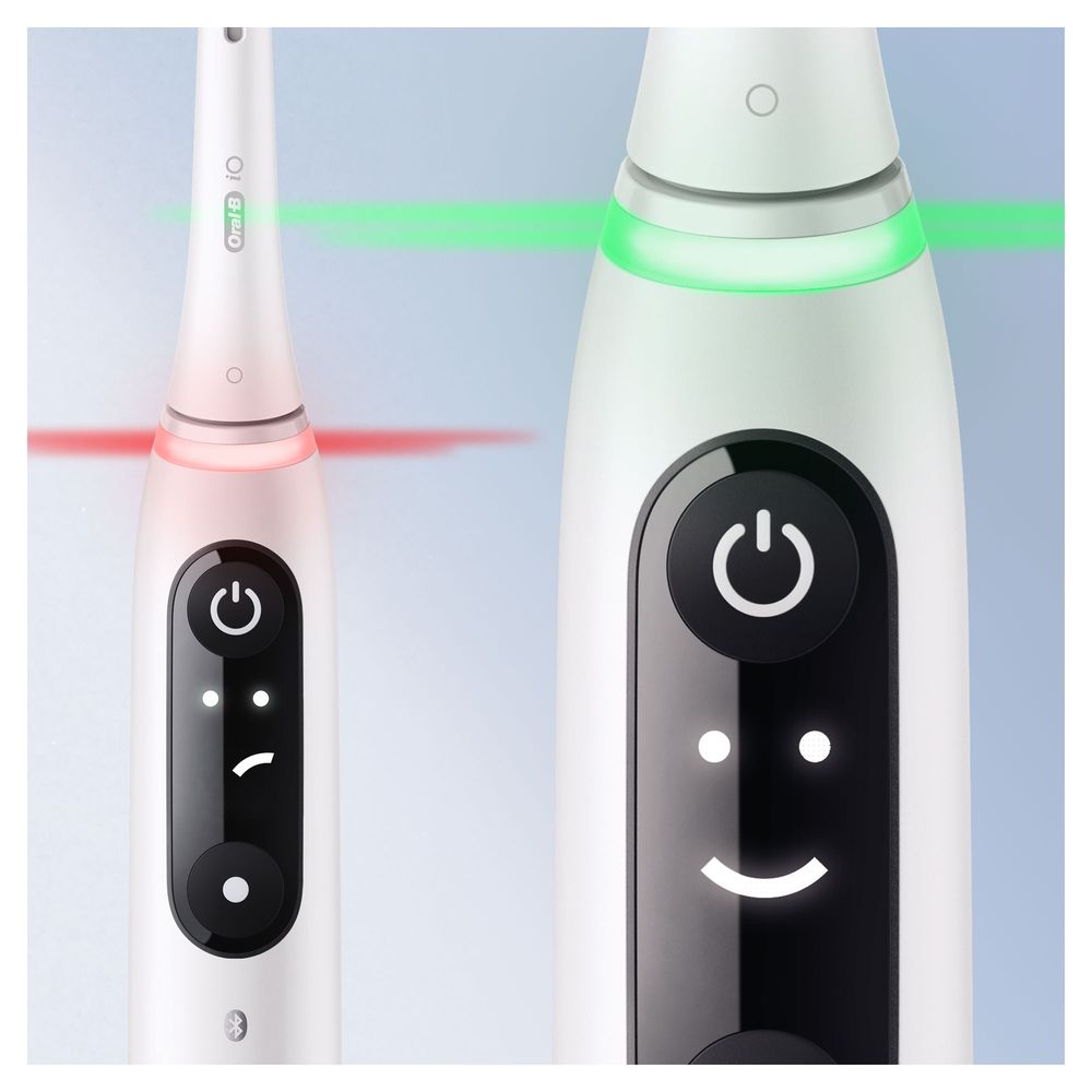Nahaufnahme zweier elektrischer Zahnbürsten. Eine zeigt rotes, die andere grünes Licht. Beide haben ein Display.