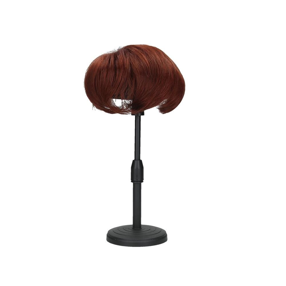 Rötliches Haarteil auf schwarzem Ständer. Kurze, gewellte Frisur. Der Ständer hat einen runden Fuß und einen verstellbaren Schaft.
