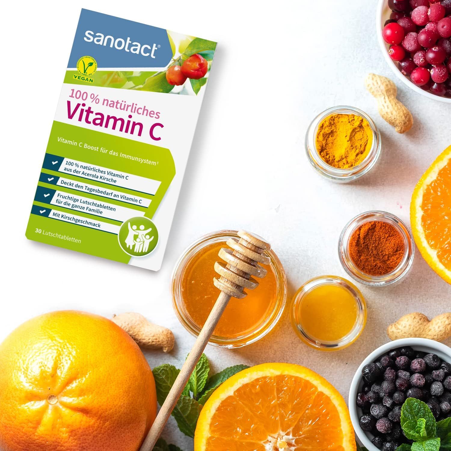 sanotact Vitamin C Packung, umgeben von Zutaten. Text: 100% natürliches Vitamin C, Acerola Kirsche. Vegan-Siegel. Mit Honig und Früchten.