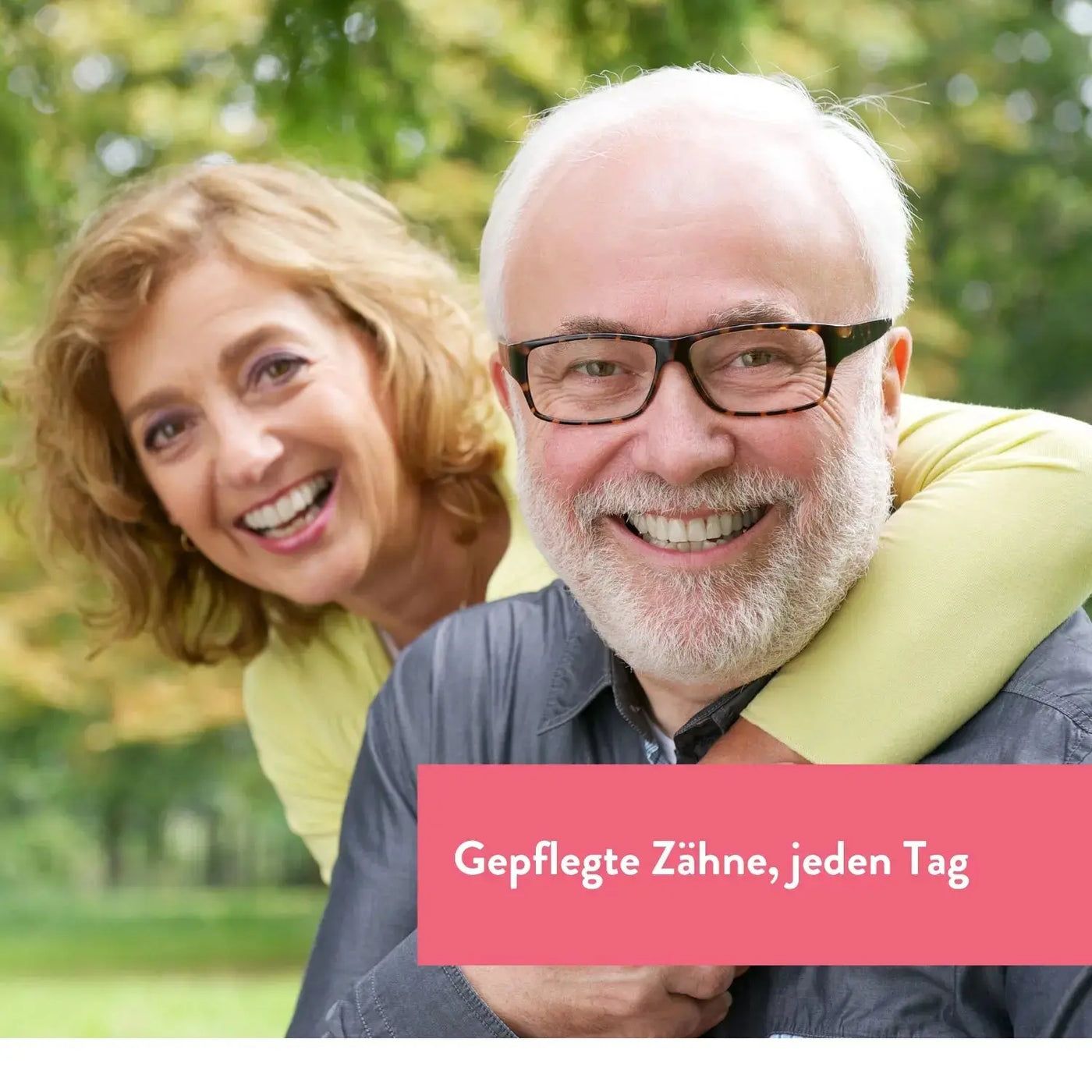 Älteres Ehepaar lächelt. Roter Balken mit Text: Gepflegte Zähne, jeden Tag.
