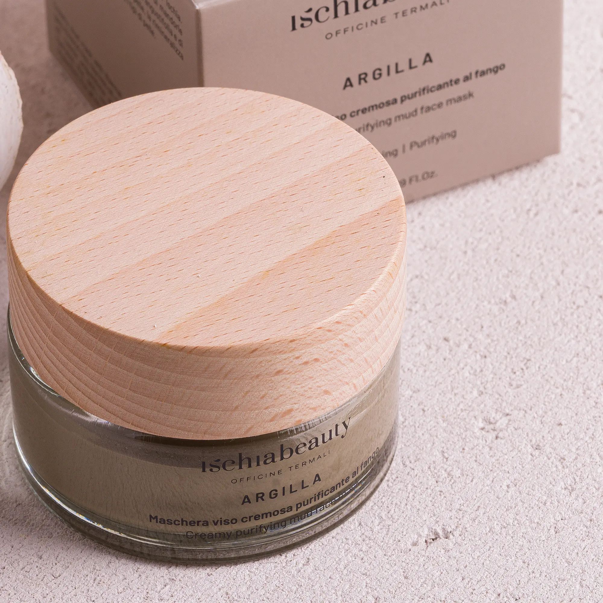 Glas mit Gesichtsmaske, Karton. Aufschrift: ischiabeauty, ARGILLA, Maschera viso cremosa purificante al fango, 50ml.