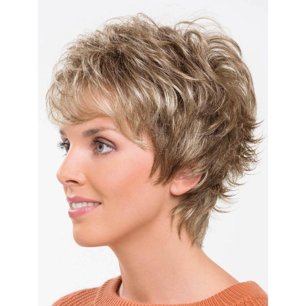 Kurzhaarperücke mit gewelltem Haar in Blond- und Brauntönen. Seitenansicht einer Frau.