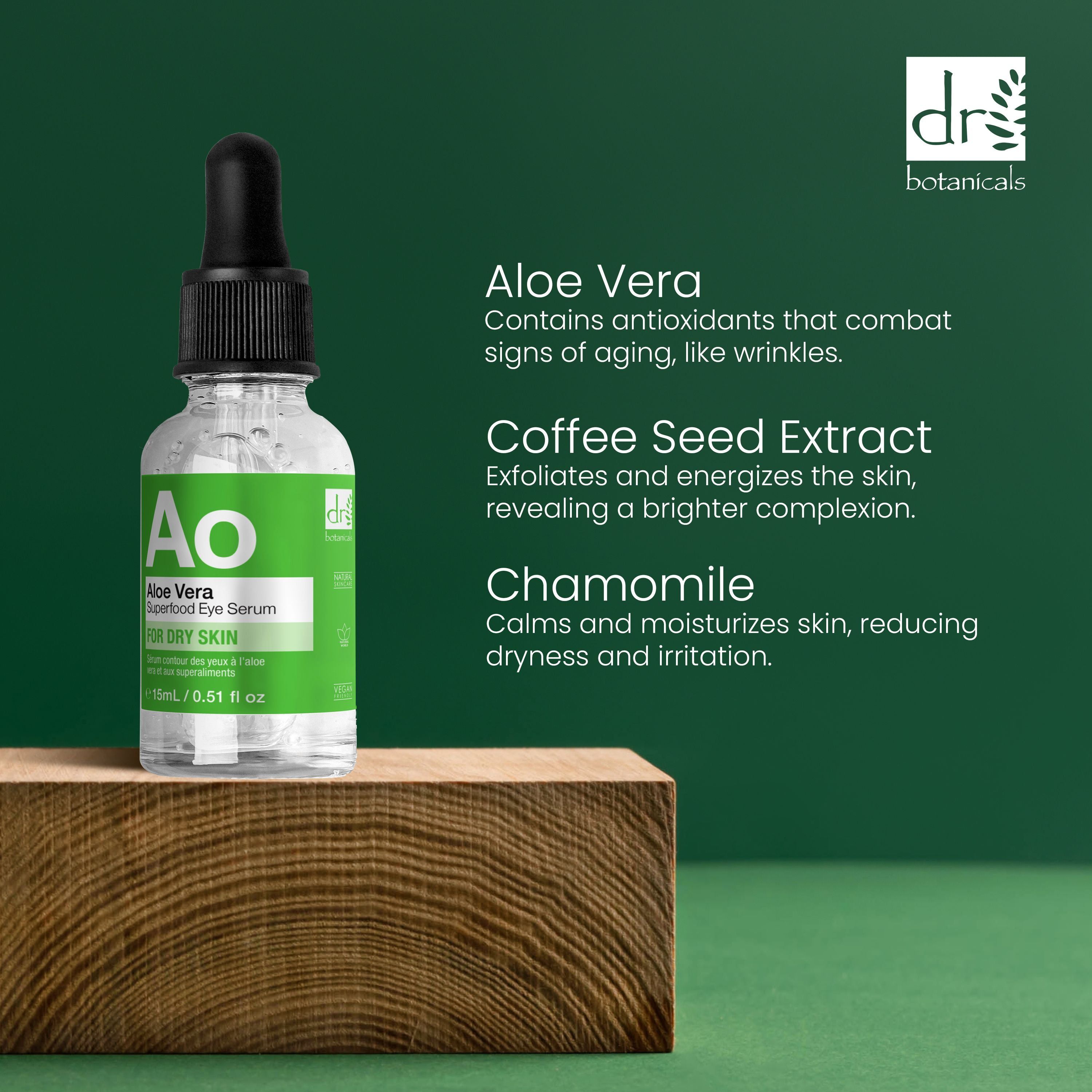 Produktflasche auf Holzblock. Grüner Hintergrund. Text: Aloe Vera, Coffee Seed Extract, Chamomile.