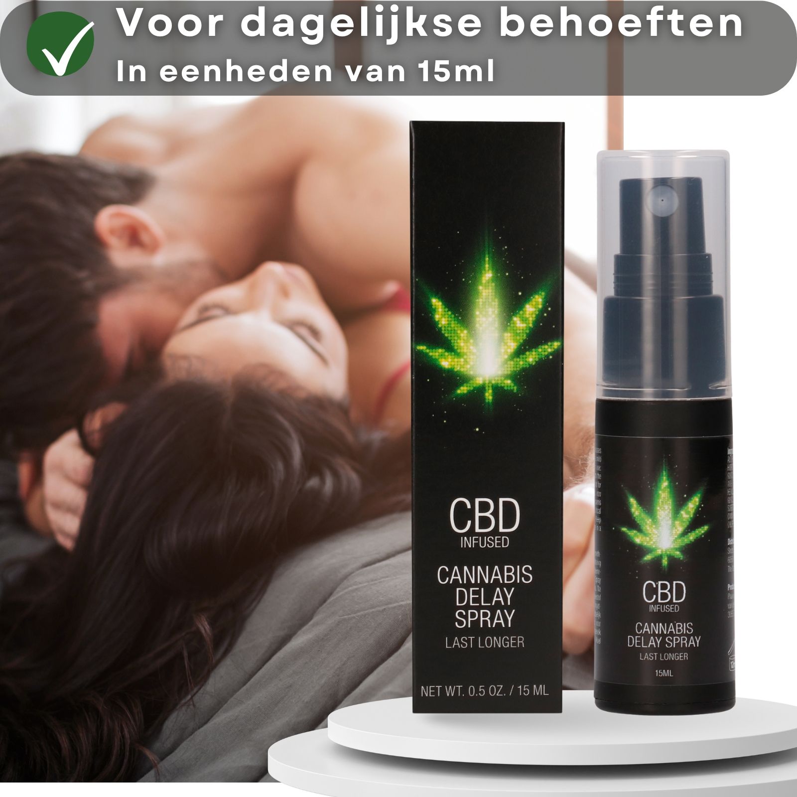 Sprayfles en doos. Opschrift: CBD Infused Cannabis Delay Spray. Bevat 15 ml. Paar in bed.