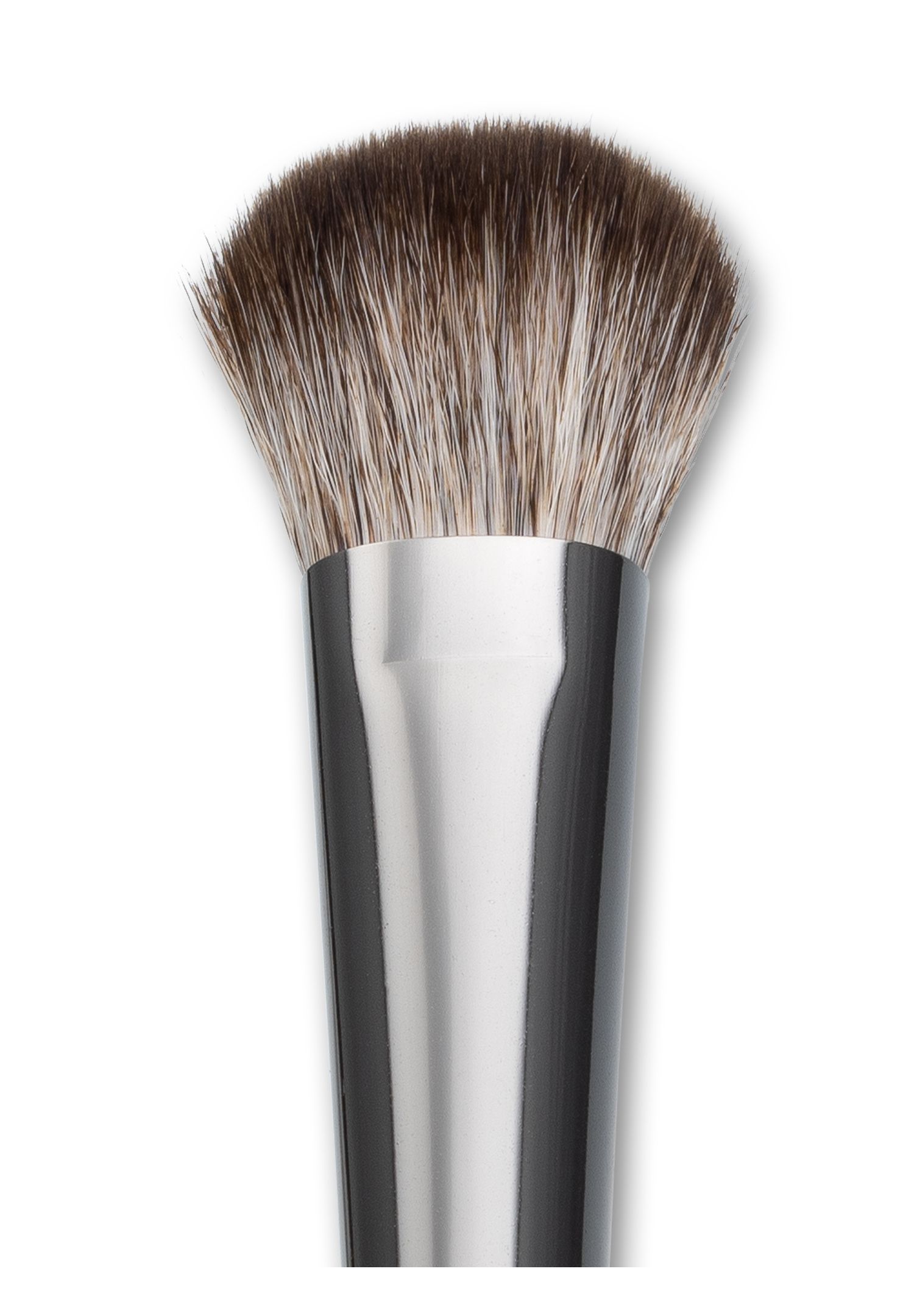 Nahaufnahme eines Make-up Pinsels. Borsten braun und hell, silberne Zwinge.