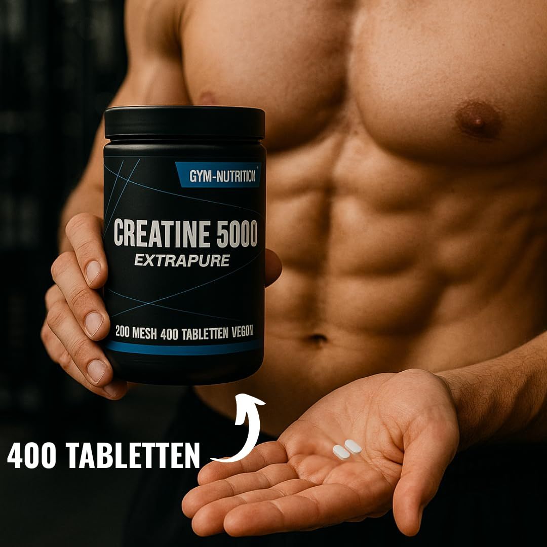 Mann hält Tabletten in der Hand. Dose mit Aufschrift CREATINE 5000 EXTRAPURE, 200 Mesh, 400 Tabletten, Vegan. Gym-Nutrition Logo.