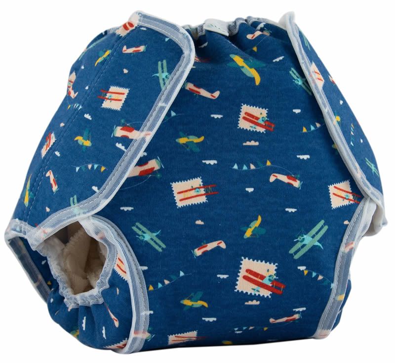 Blaues Windelset mit Flugzeugmuster. Klettverschluss und Druckknöpfe. Innenfutter sichtbar.