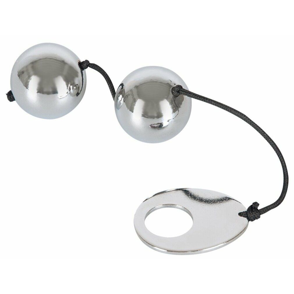 Zwei Metallkugeln mit schwarzem Band und Griff. Glänzende Oberfläche. Ovaler Griff mit Loch.