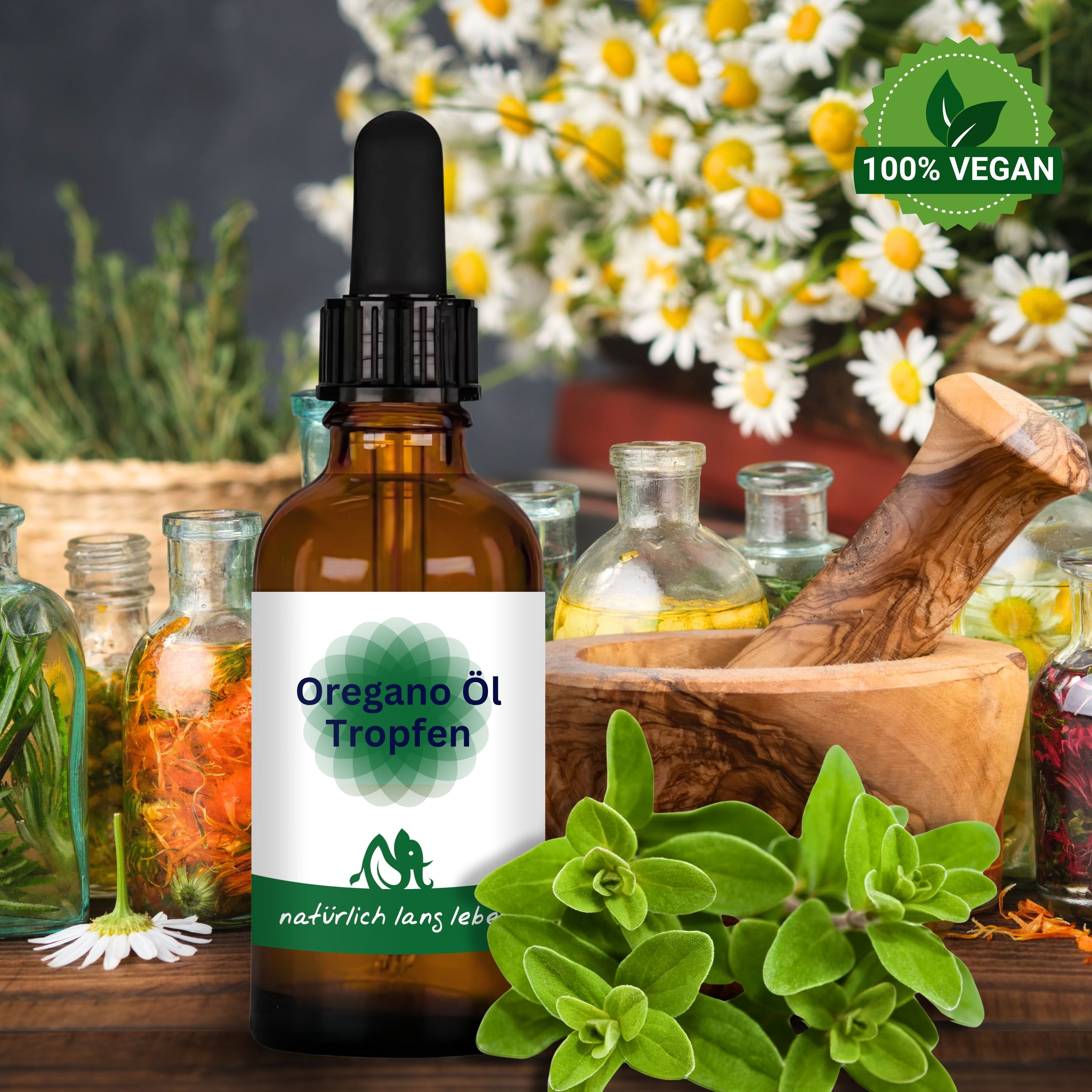 Braune Glasflasche mit Tropfer, umgeben von Kräutern und Blumen. Etikett mit Produktname und Logo. Vegan-Siegel.