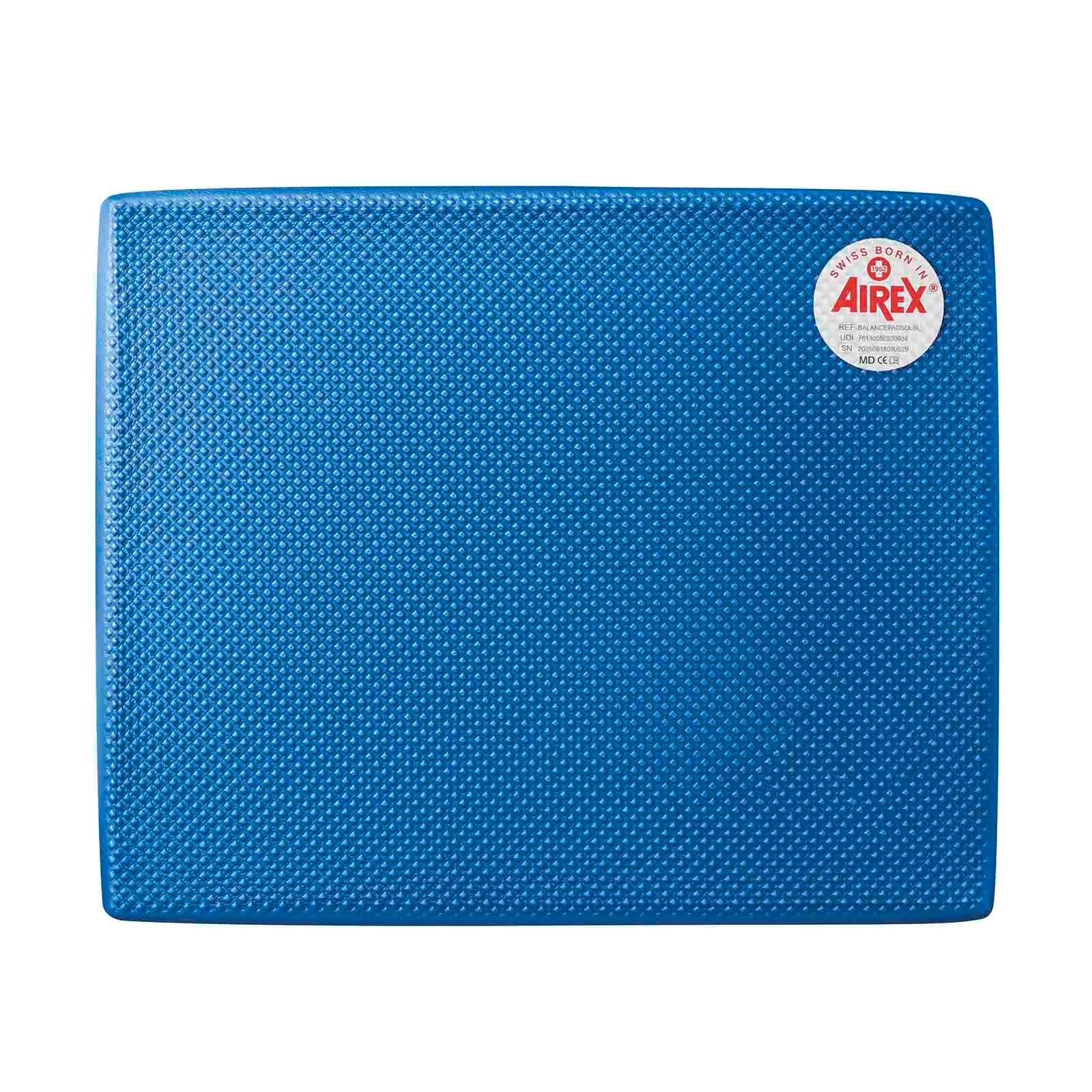 Rechteckiges, blaues Balance-Pad. Mit Logo und Schriftzug.