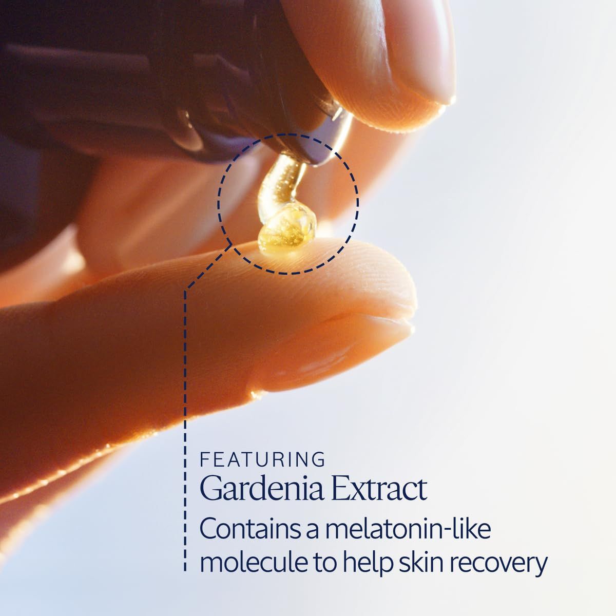Nahaufnahme einer gelben Serumkapsel. Text: Enthält ein Melatonin-ähnliches Molekül zur Hautregeneration. Mit Gardenia-Extrakt.