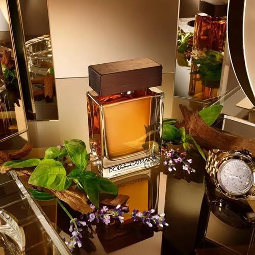 Glasflakon mit brauner Flüssigkeit, Holzdeckel, umgeben von Spiegeln, Pflanzen und einer Uhr.