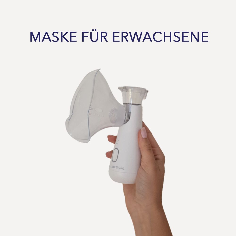 Eine Hand hält ein weißes Inhalationsgerät mit einer transparenten Erwachsenenmaske. Text: MASKE FÜR ERWACHSENE.