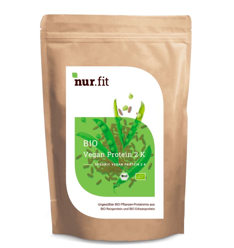 Braune Tüte mit weißem Etikett. Aufschrift: nur.fit BIO Vegan Protein 2 K. Text mit Nährwertangaben und Zertifizierungen.