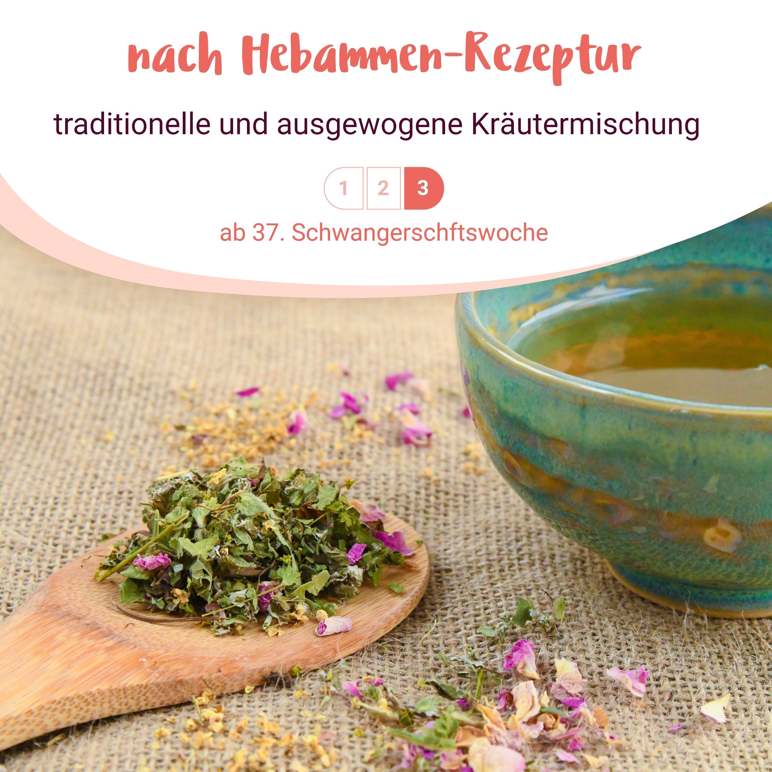 Holzlöffel mit Kräutermischung und Rosenblüten neben türkisfarbener Schale. Text: Kräutermischung nach Hebammen-Rezeptur.
