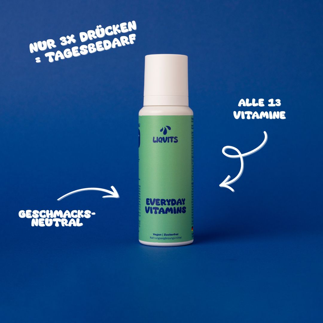 Grüne Flasche mit weißem Deckel. Aufschrift: LIQUITS, EVERYDAY VITAMINS. Text und Pfeile.