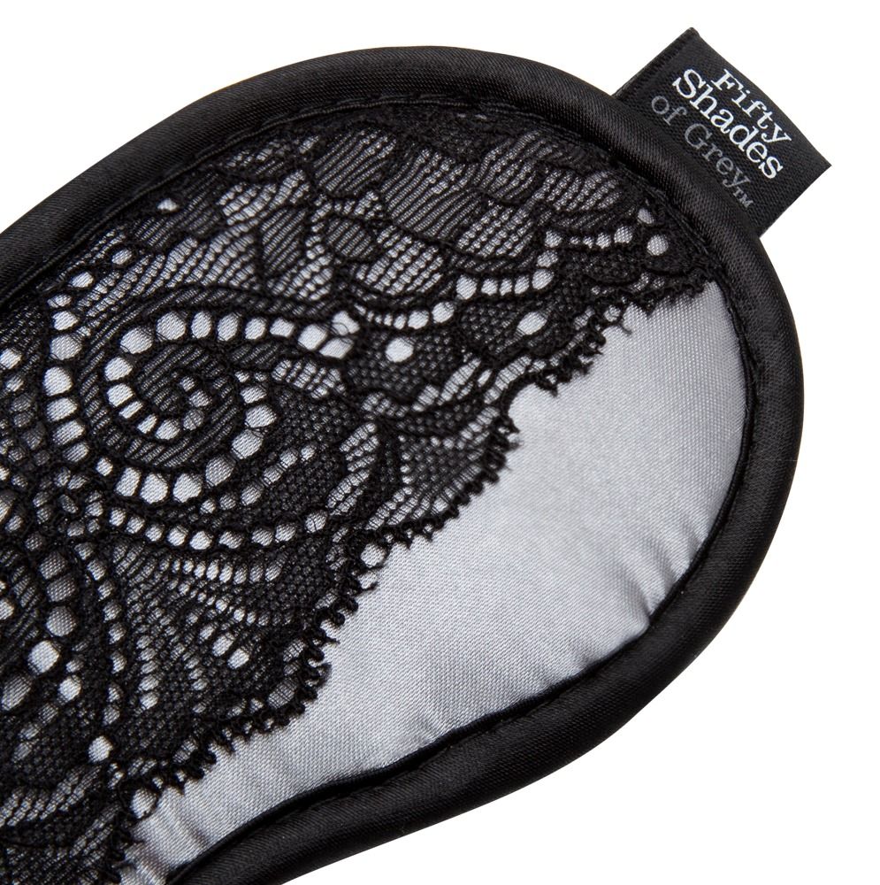Schwarze Augenmaske aus Spitze mit Satinfutter.