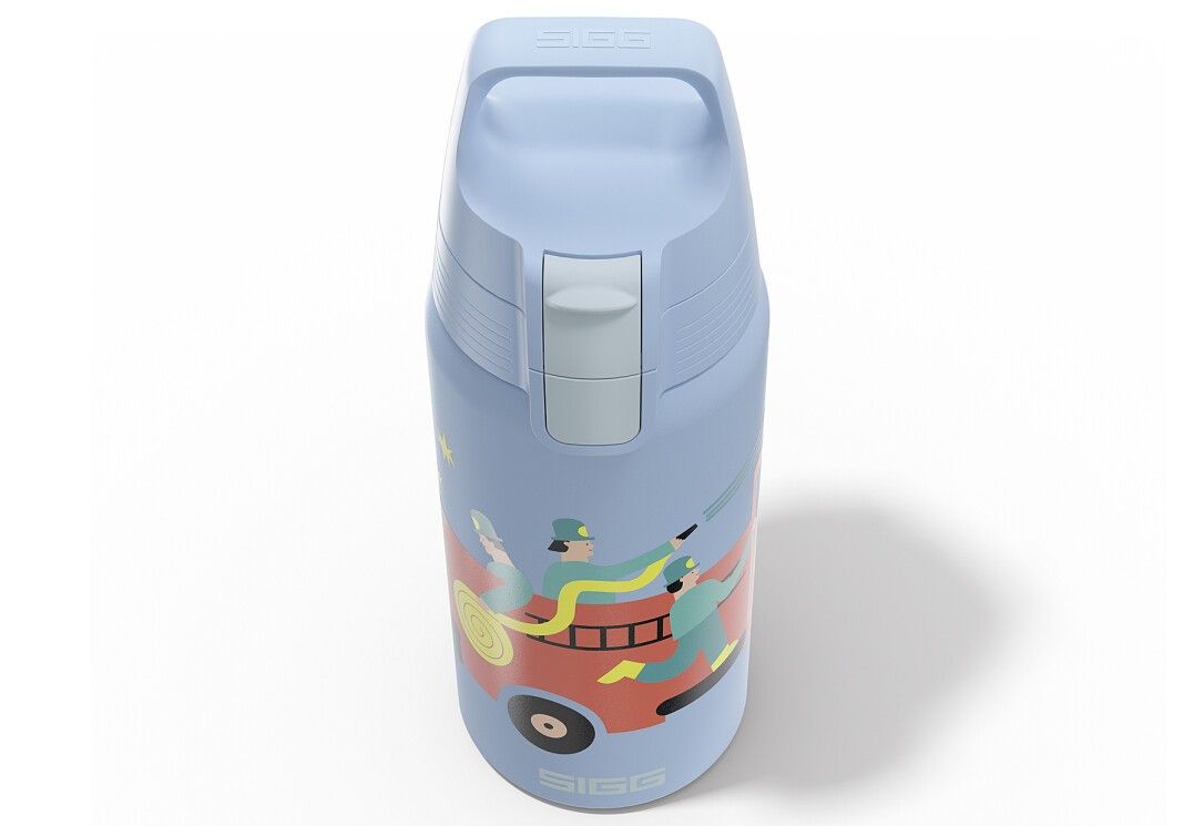 Hellblaue Trinkflasche mit Feuerwehr-Motiv. Oben Griff und Klappverschluss. SIGG-Logo unten. Sterne und Feuerwehrwagen-Illustration.