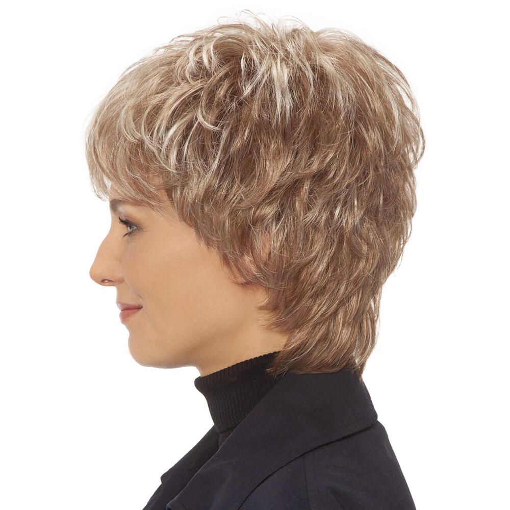 Kurzhaarperücke mit blonden Strähnen. Die Frau trägt einen schwarzen Rollkragenpullover. Seitenansicht.