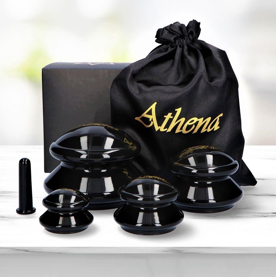 Schwarzes Set mit Massagebechern, Beutel, Box und Zubehör. Becher mit Logo.