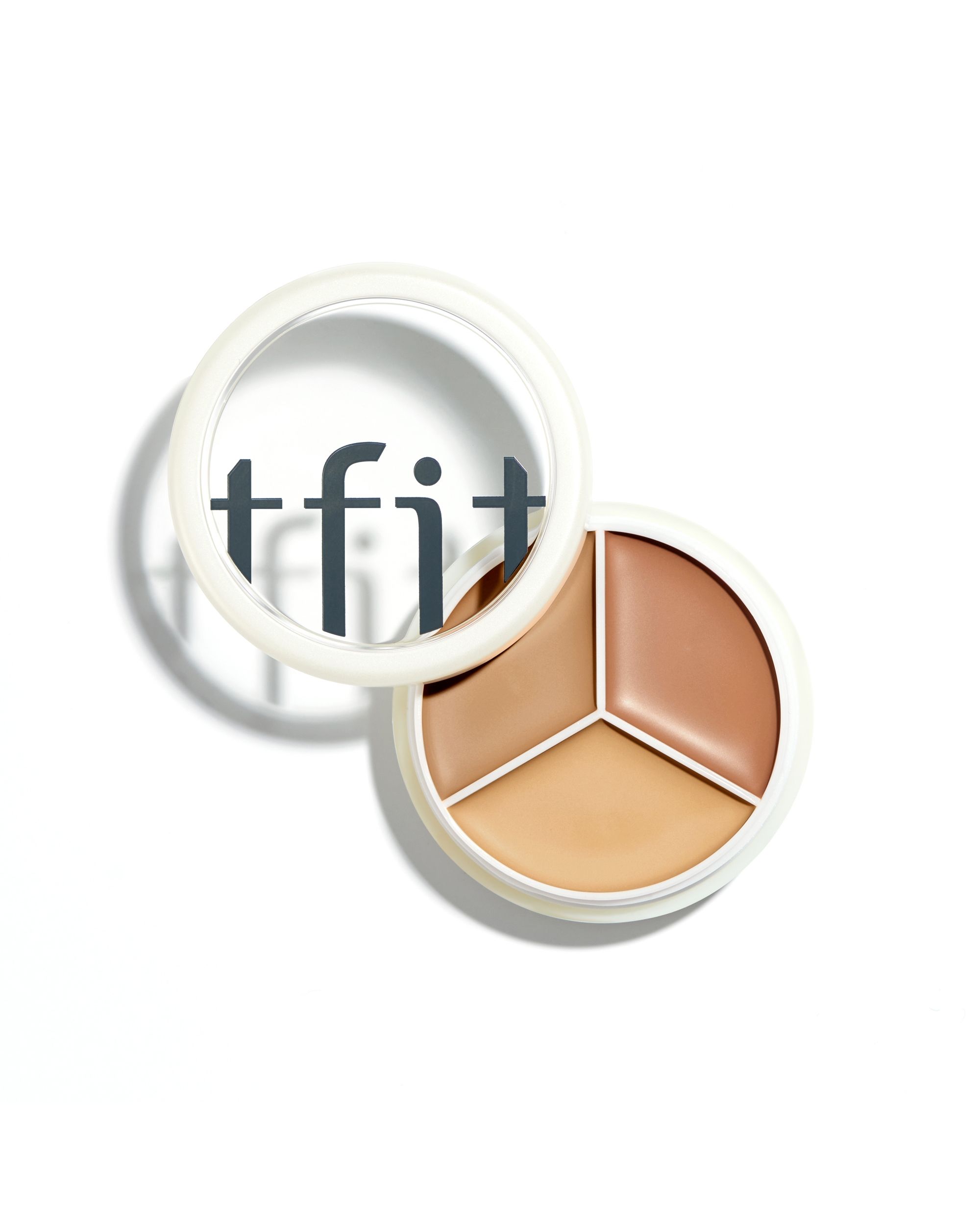 Runder Concealer-Palette mit drei Farbtönen. Deckel mit "tfit"-Logo. Weißer Rand, transparente Abdeckung.