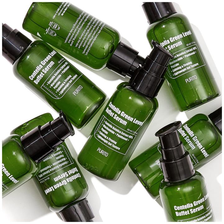 Mehrere grüne Flaschen mit schwarzem Pumpverschluss. Beschriftung: Centella Green Level Buffet Serum, PURITO.