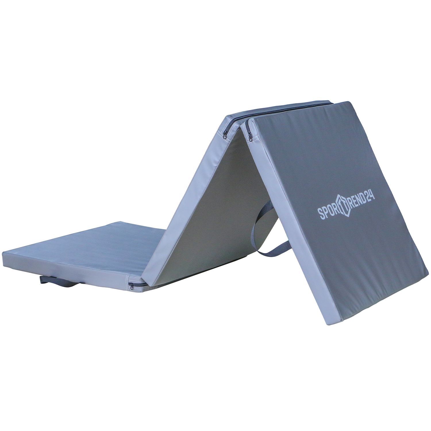 Graue, dreifach faltbare Turnmatte mit Logo Sporttrend24. Teilweise aufgeklappt, mit Tragegriffen.