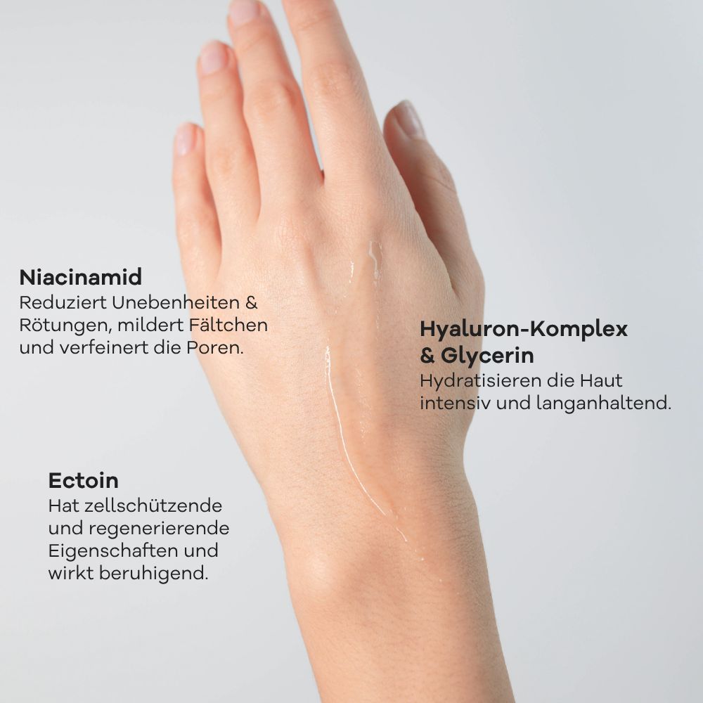 Serum-Textur auf der Hand mit Niacinamid-Informationen.
