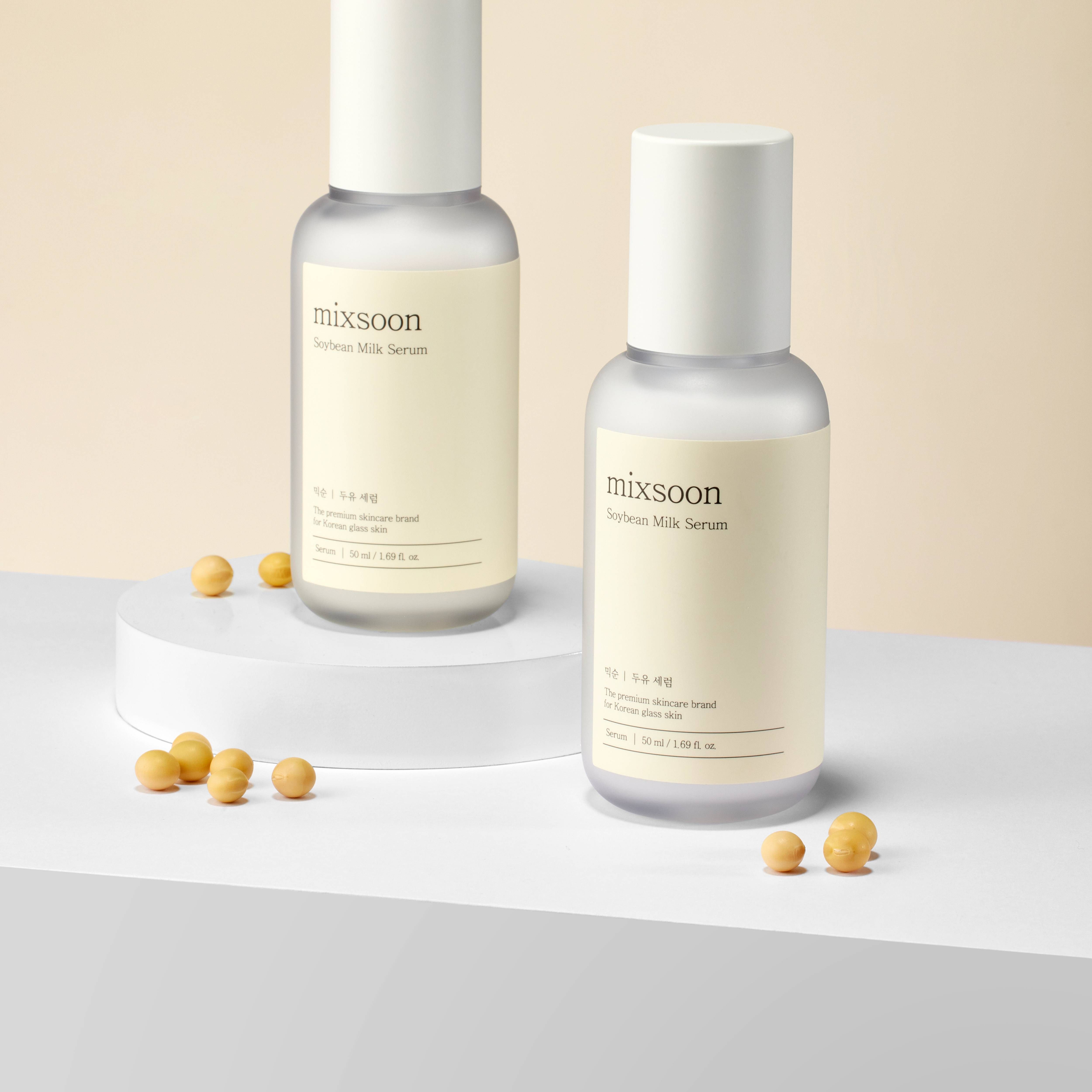 Zwei Serumflaschen. Aufschrift: mixsoon Soybean Milk Serum. Beige Etikett. Sojabohnen.