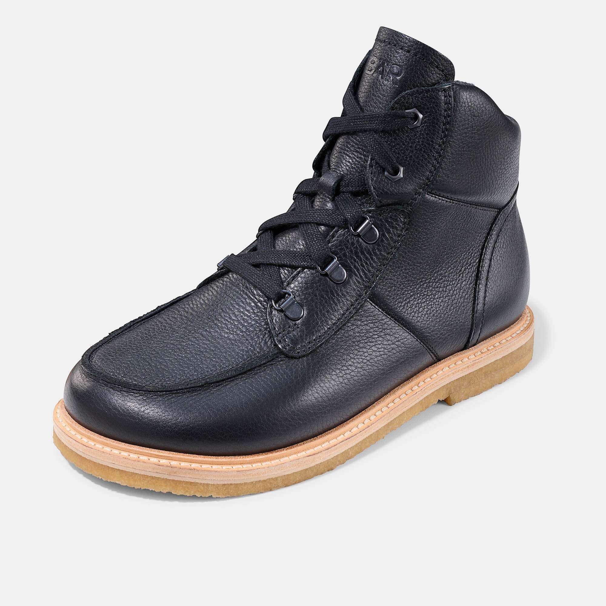 Schwarzer Leder-Schnürstiefel mit heller Gummisohle.