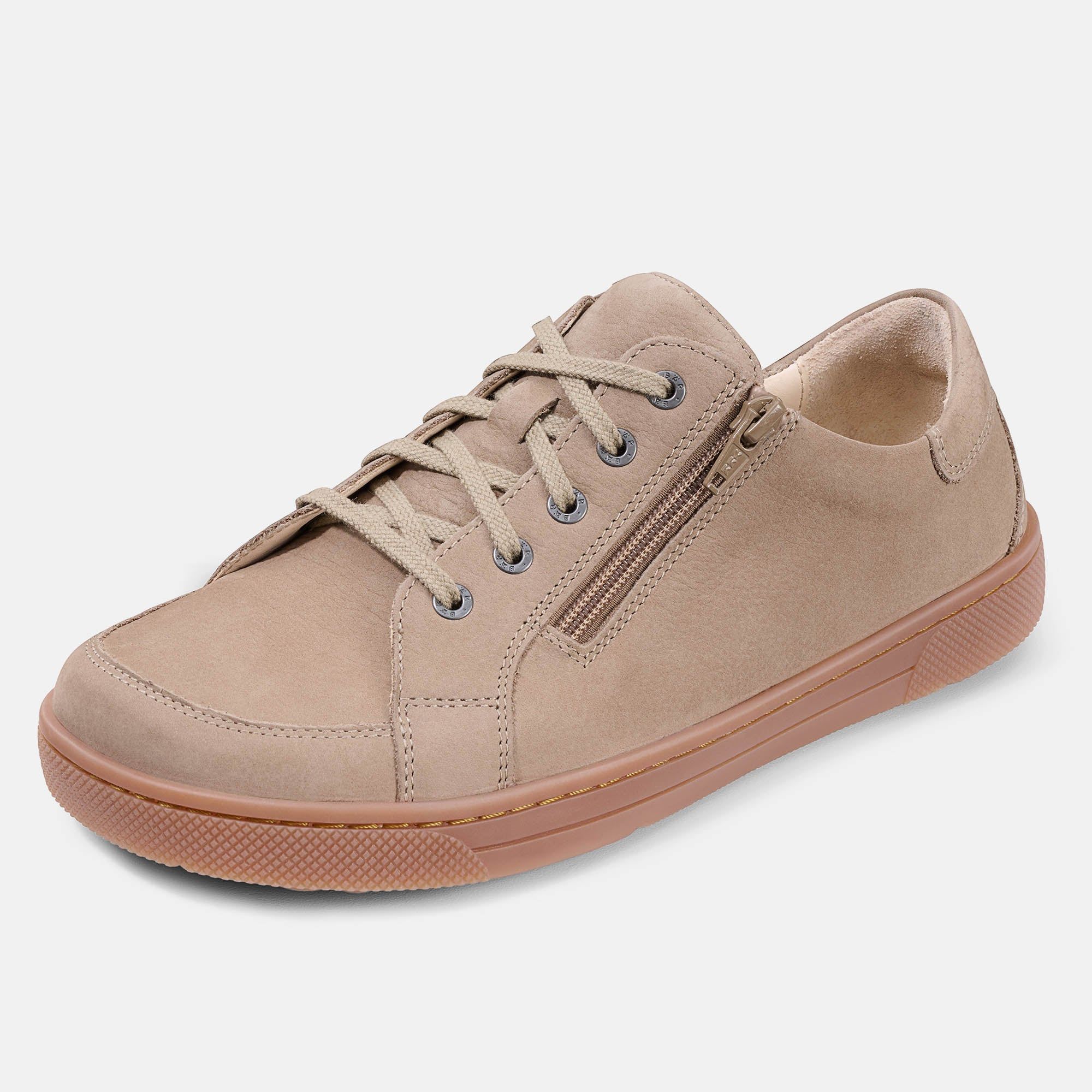 Beige Schnürschuh mit Reißverschluss. Hellbraune Gummisohle. Schnürsenkel. Schuh von der Seite gesehen.