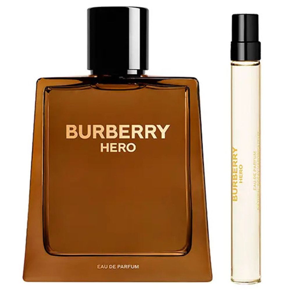 Burberry Hero Eau de Parfum Flakon und ein Reisezerstäuber.