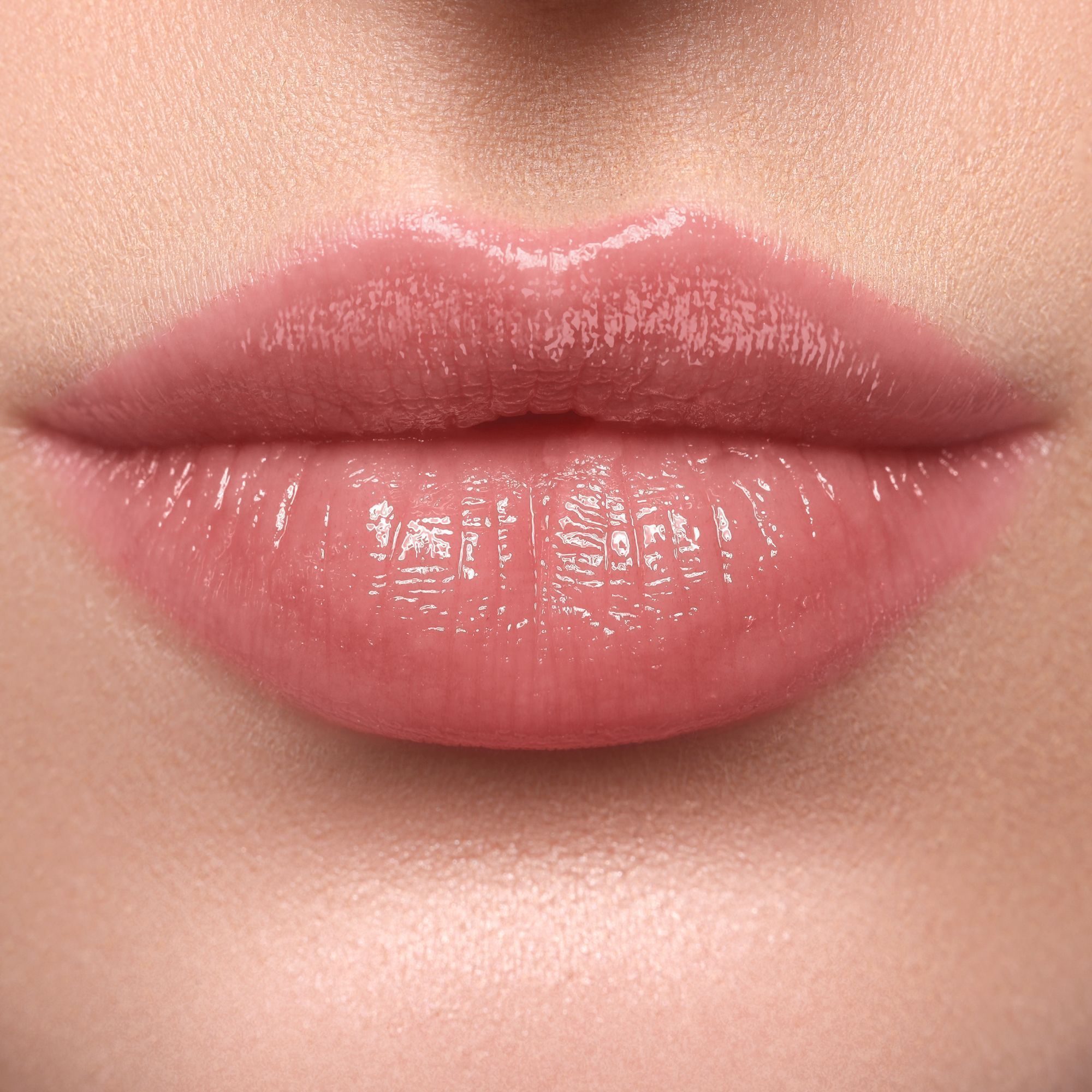 WYCON Hydrasheer Glossy Lipstick 14 Punch: Lippenstift-Applikator mit rosa Farbe.