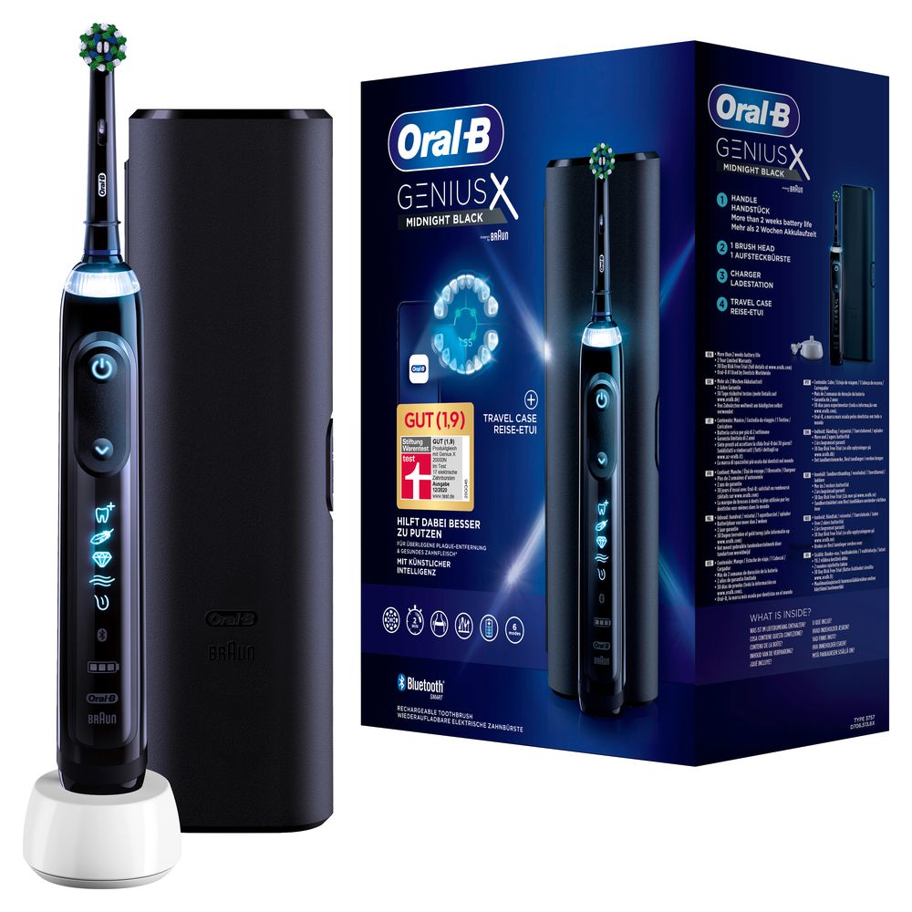 Elektrische Zahnbürste Oral-B Genius X Midnight Black mit Reiseetui und Ladestation. Schwarzes Design, Verpackung mit Produktinformationen.