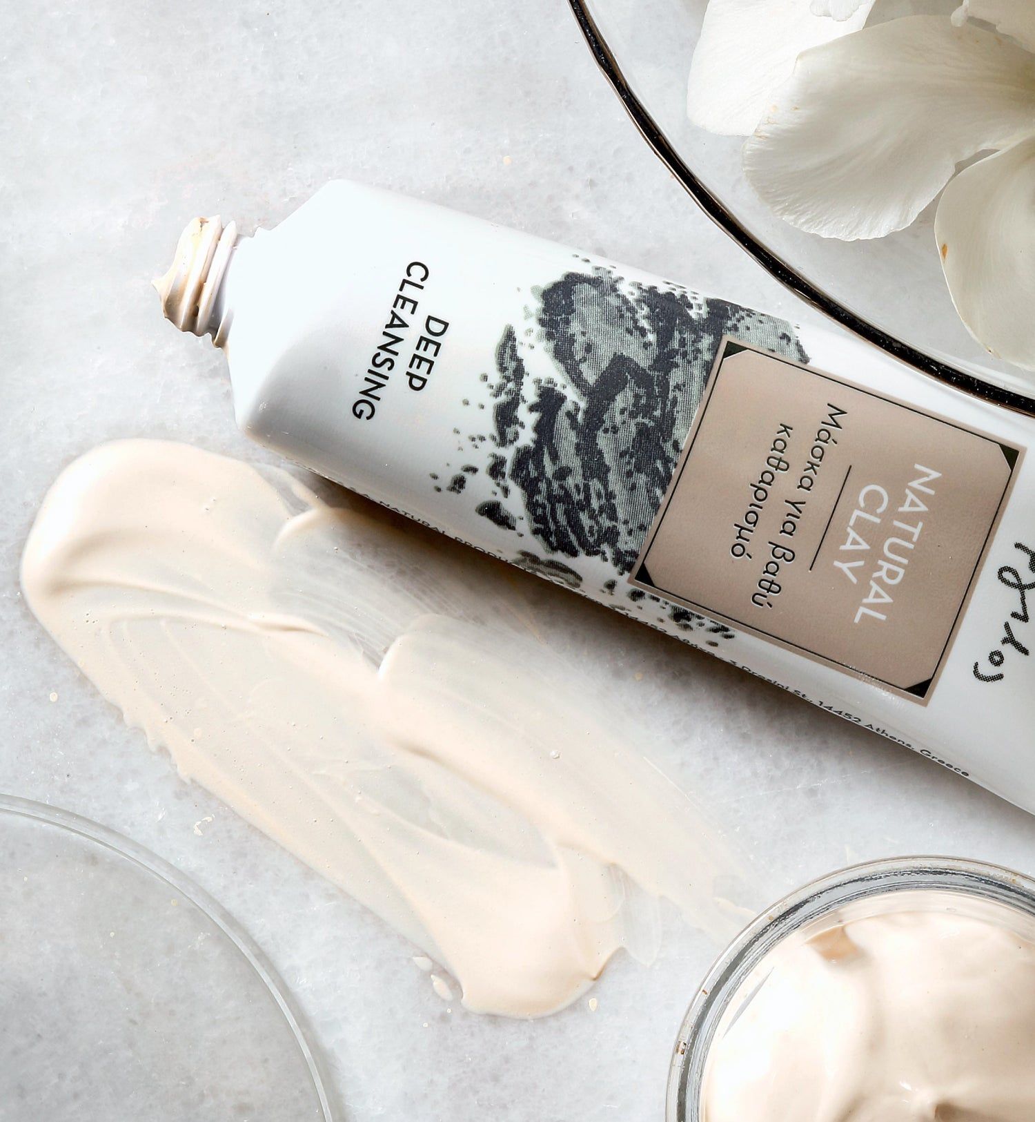 Tube mit Produkt. Aufschrift: Natural Clay, Deep Cleansing. Daneben Produktprobe.