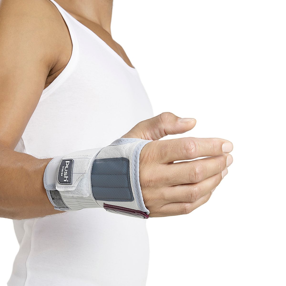 Person trägt Handgelenkbandage. Grau-weißes Design, Klettverschluss. Marke Push med sichtbar.
