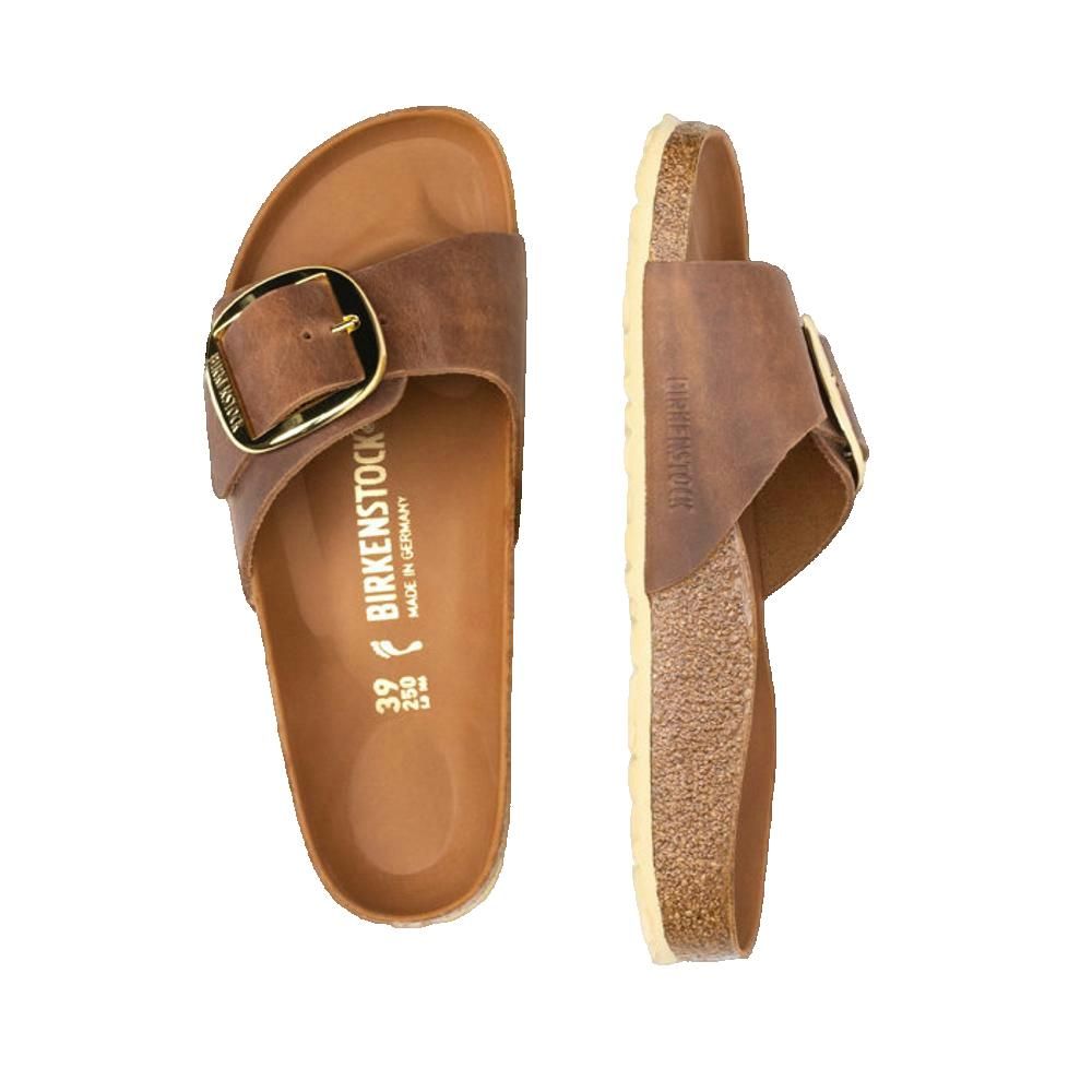 Due sandali Birkenstock. Pelle marrone, fibbia grande. Sottopiede in sughero. Indicazioni taglia.