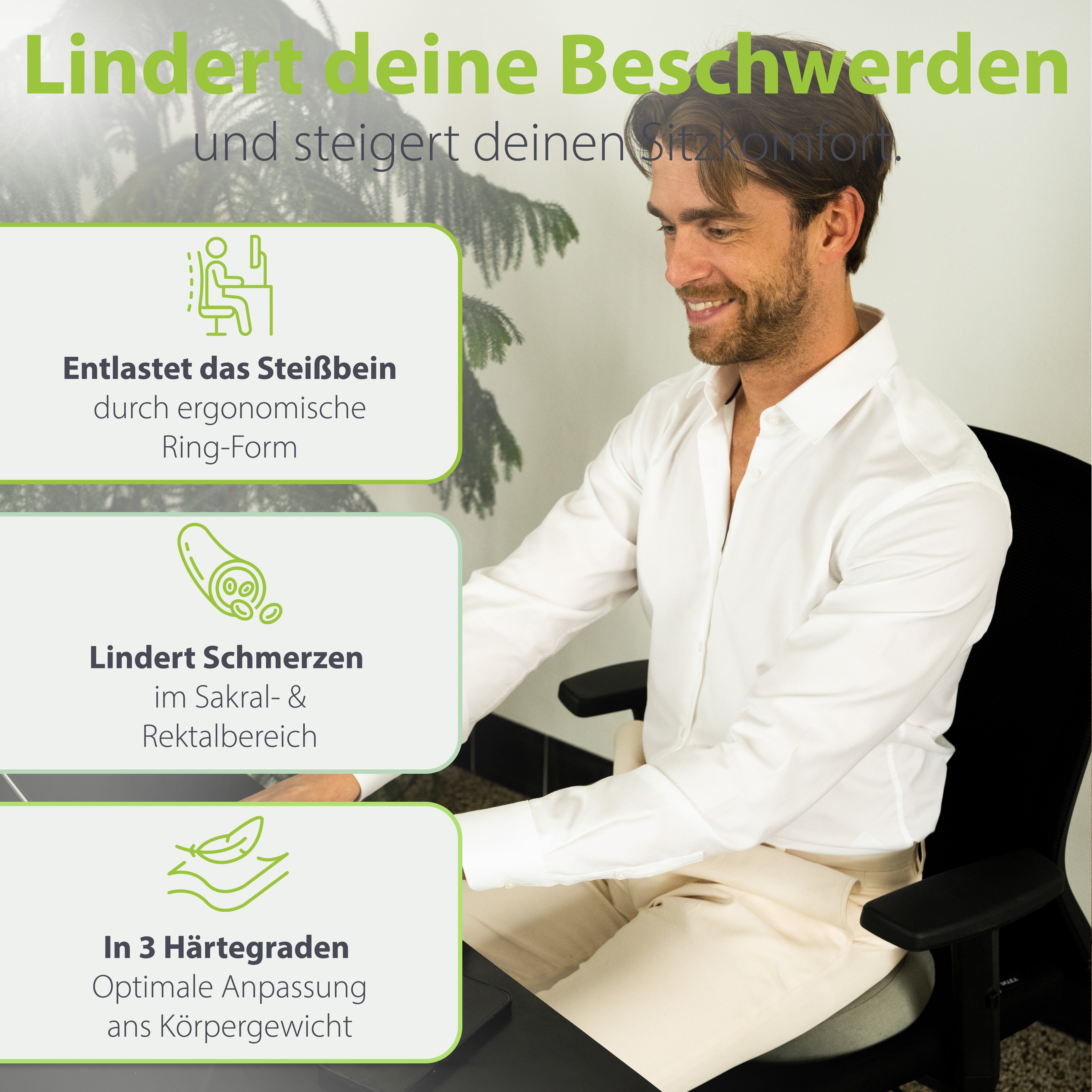 Mann sitzt am Schreibtisch. Text: Entlastet das Steißbein, lindert Schmerzen, 3 Härtegrade.