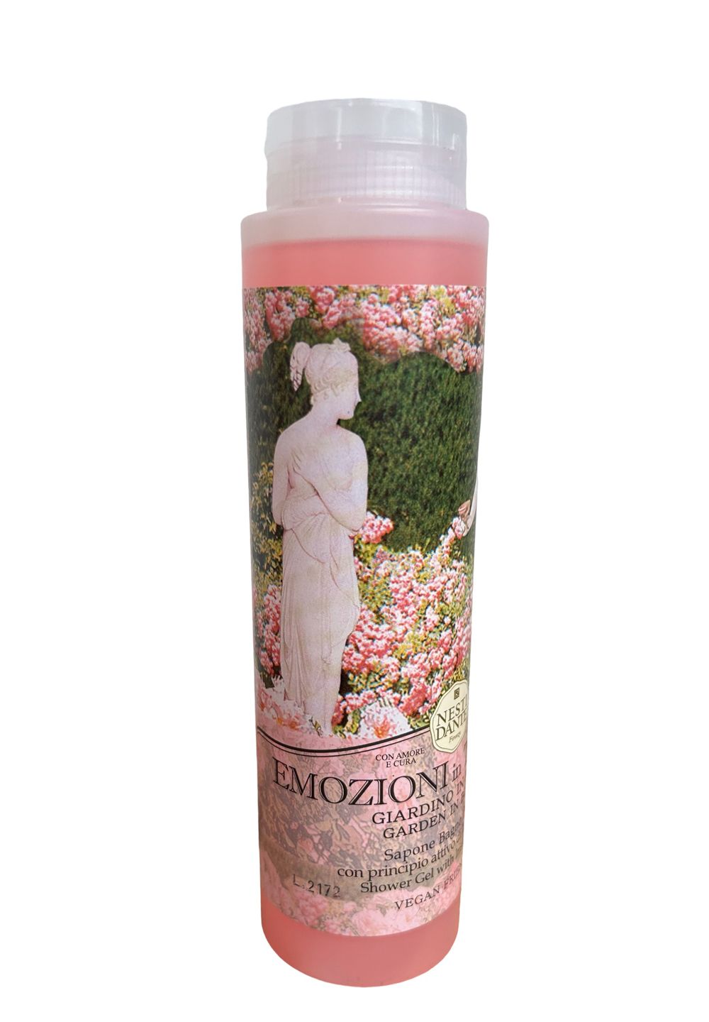 Zylindrische Flasche mit rosa Flüssigkeit. Etikett mit Statue, Blumen und Text: EMOZIONI GIARDINO GARDEN. Vegan.