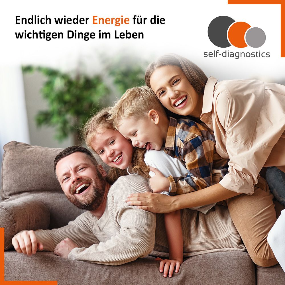 Familie umarmt sich auf dem Sofa. Text: Endlich wieder Energie für die wichtigen Dinge im Leben.