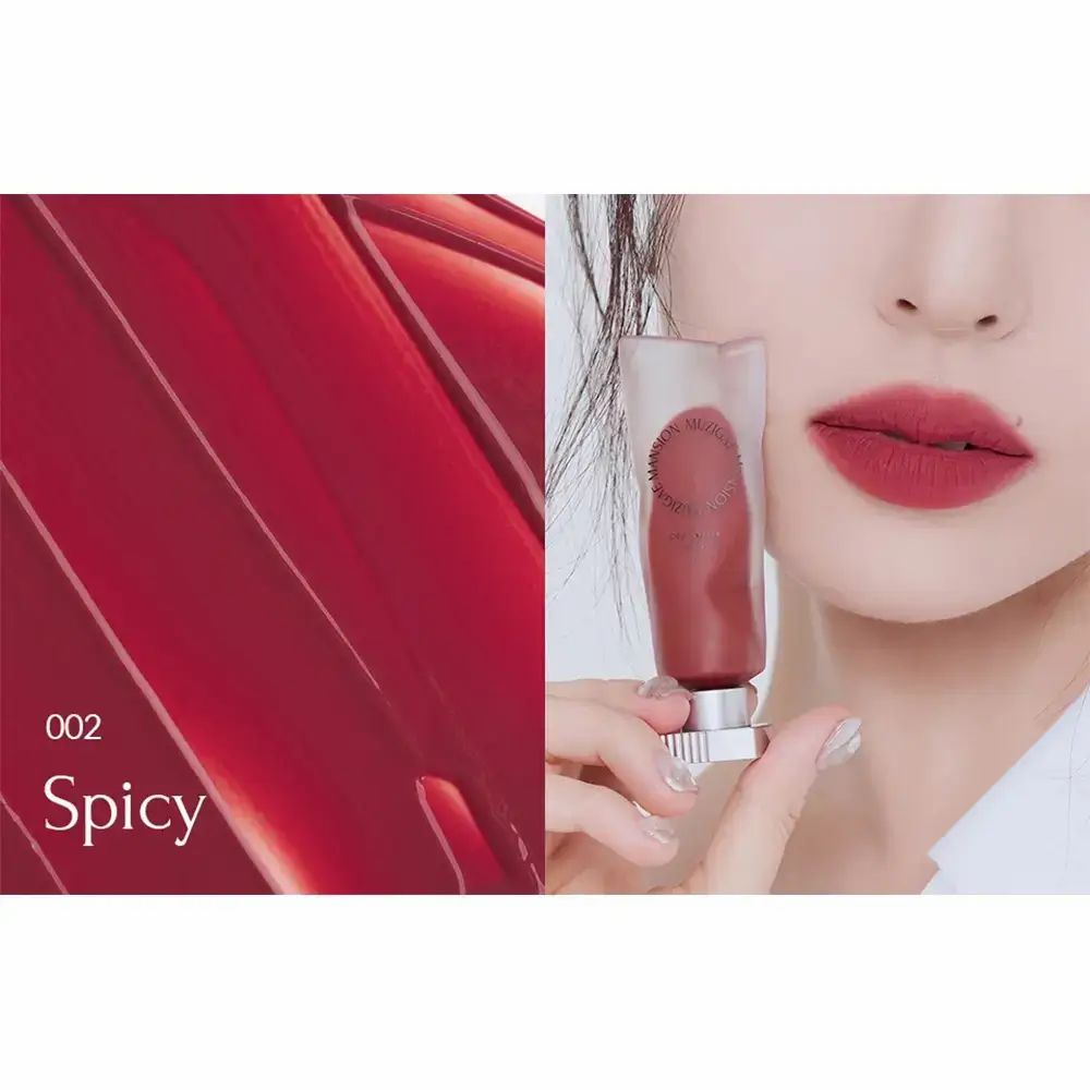 Lippentint 002 Spicy. Farbverlauf. Frau mit Lippenstift. Produktname und Farbtonbezeichnung.