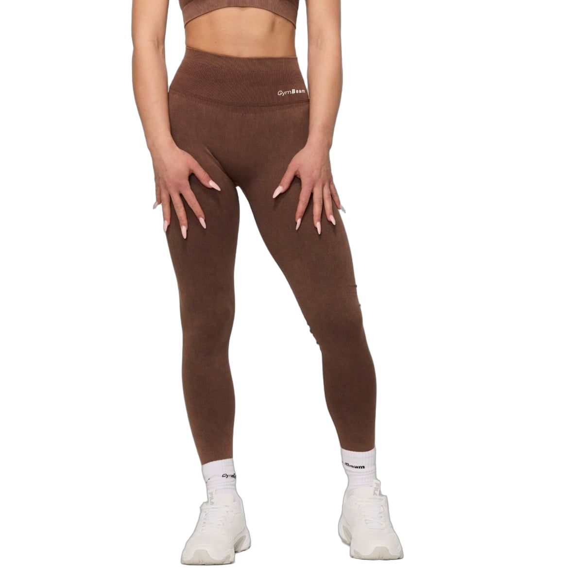 Braune, nahtlose High-Waist-Leggings mit dezentem Logo auf der Vorderseite.