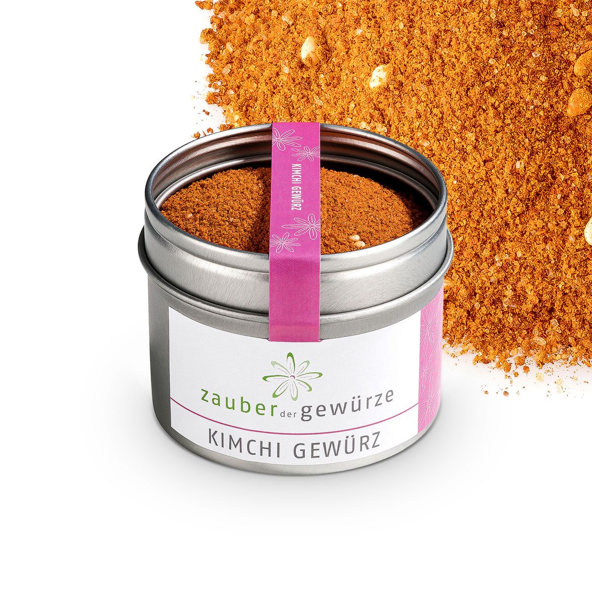 Geöffnete Dose Kimchi Gewürz. Rosa Etikett mit Produktname. Gewürz daneben. Deckel mit Aufkleber "Kimchi Gewürz".