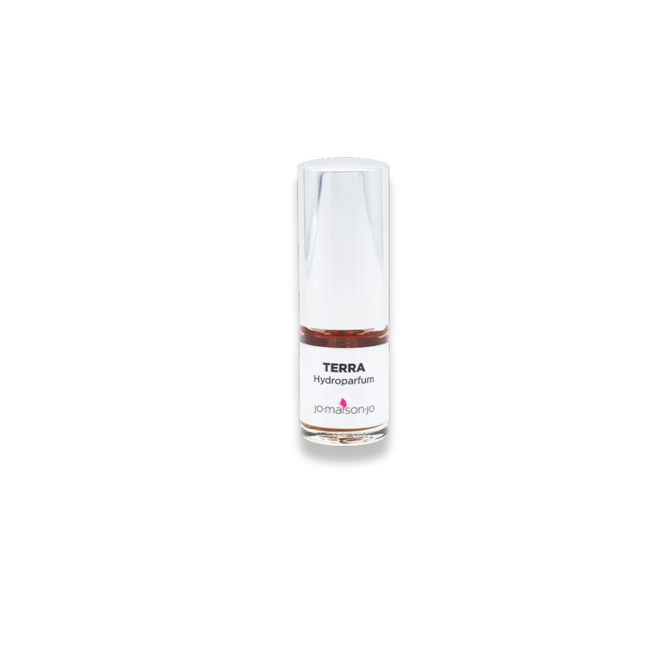 Flacone cilindrico con tappo trasparente. Scritta "TERRA Hydroparfum" e logo. Prodotto da jomaisonjo.