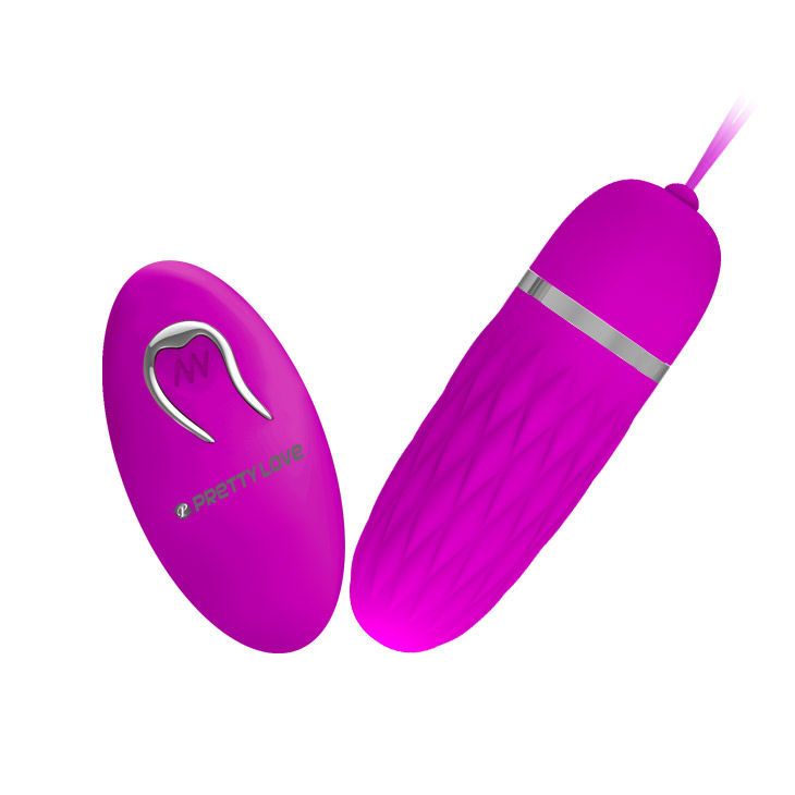 Vibrator und Fernbedienung, pink. Der Vibrator hat eine geriffelte Oberfläche und einen silbernen Ring. Die Fernbedienung hat ein Logo.