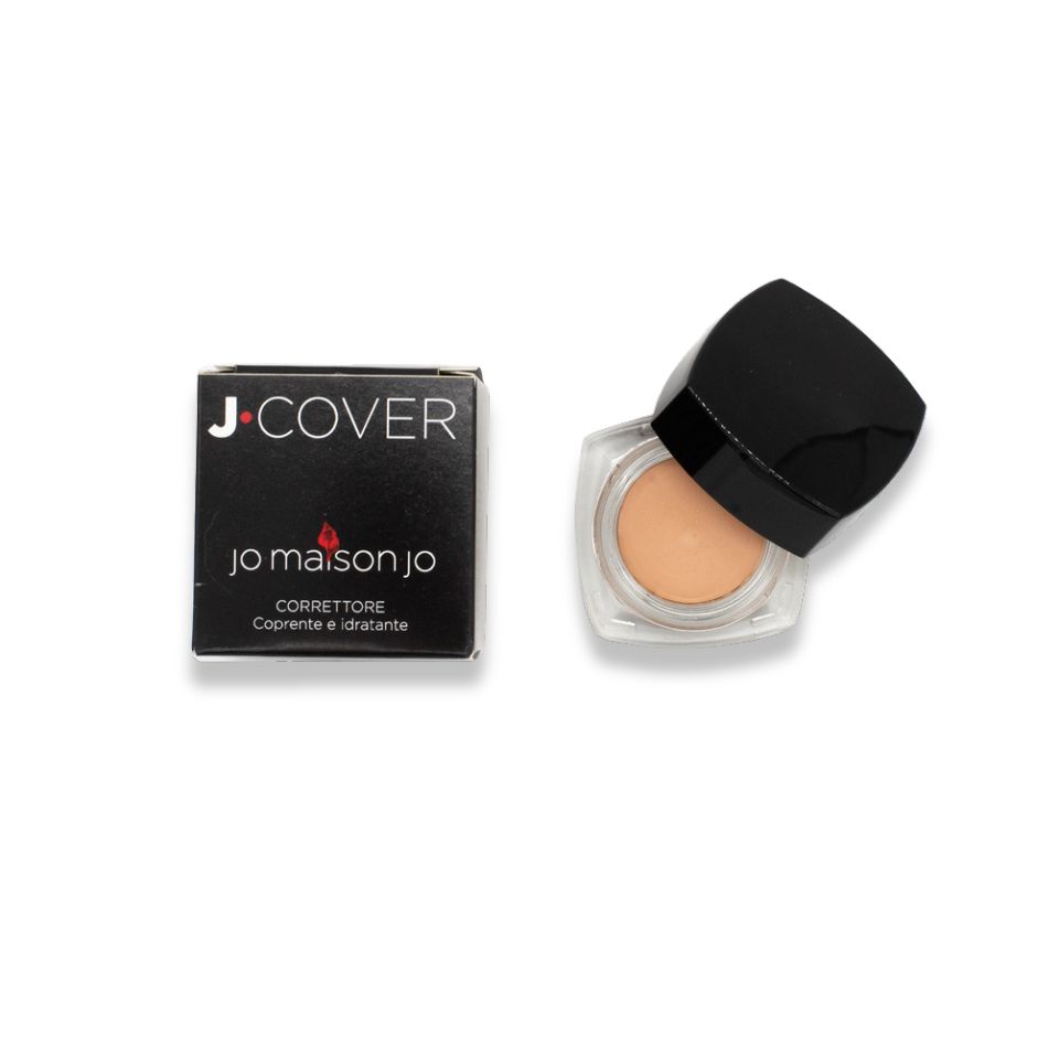 Correttore con coperchio nero e confezione quadrata. Sulla confezione sono presenti le scritte "J.COVER" e "jo maison jo".